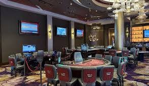 Pengguna mobile membaca halaman Baccarat